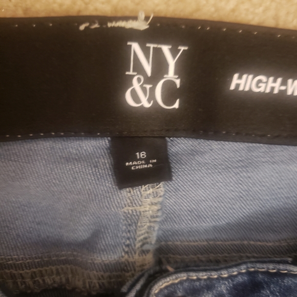 NY&CO High-Waist Barely Boot Jeans - Picture 6 of 8